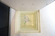 キッチンに床下収納があります。長期保存ができるもの、調理器具、防災グッズを入れておくのもいいですね。