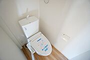 温水洗浄機付トイレです。節水機能もあるので、安心して使えますね。もちろん、1階2階の2ヶ所にトイレがあるので、忙しい朝にもゆとりができますね。