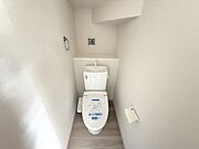 温水洗浄機付トイレです。節水機能もあるので、安心して使えますね。もちろん、1階2階の2ヶ所にトイレがあるので、忙しい朝にもゆとりができますね。