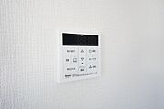 キッチン横からボタンひとつで操作が楽々。