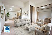 家具はイメージです。大きな窓のあるリビングは、陽光あふれる明るい空間です。居心地良く、ご家族皆がゆったり寛げる憩いの空間となりそうです。
