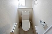 同仕様写真。温水洗浄機付トイレです。節水機能もあるので、安心して使えますね。もちろん、1階2階の2ヶ所にトイレがあるので、忙しい朝にもゆとりができますね。