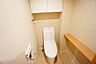 室内：壁リモコンタイプのウォシュレット付き。すっきりした見た目で、トイレ奥の掃除もしやすいです。棚やタオル掛けも設けています。