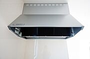 同仕様写真。風量が弱・強と切替え可能なレンジフードが調理中の煙をしっかり吸い込みます。手元を照らすライト付きです。