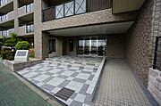 エントランスの外まで管理が行き届いた綺麗なマンションです。スロープが設置されており、お子様やご高齢の方の転倒を防ぐことが出来ます。