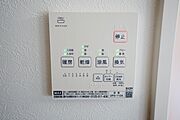 同仕様写真。浴室暖房乾燥機付き。天候に左右されず、いつでも好きなときに洗濯物を干せるので、仕事や家事で忙しい方に重宝します。