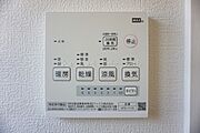 同仕様写真。浴室暖房乾燥機付き。天候に左右されず、いつでも好きなときに洗濯物を干せるので、仕事や家事で忙しい方に重宝します。