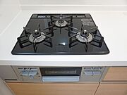 同仕様写真。3種類の料理が同時に調理できる、3口ガスコンロ。忙しい夕食の支度時間が短縮できて効率よくお料理が楽しめます。