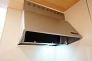 同仕様写真。コンロ上には換気扇完備＾＾すぐ横に小窓が設けられているので、換気扇と合わせてWで換気できます＾＾