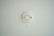 同仕様写真。火災報知器が設置されていることで、火災の発生をいち早く感知し、就寝中や留守中でも素早く危険を知らせてくれるため、家族の安全を確保し被害を最小限に抑えられます。