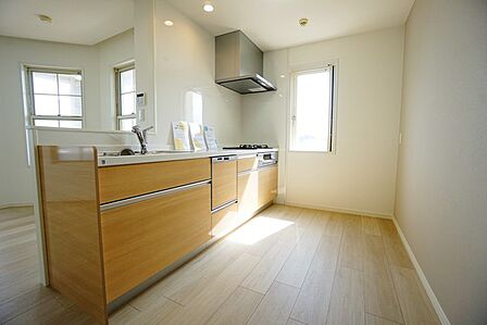 対面式カウンターキッチンからはお子様の様子が見守れます。ダイニングへの配膳や調理の時便利なカウンター付き。