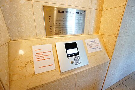 オートロックは、外部の人が自由に建物内に出入りできないため、不審者の侵入防止効果があります。