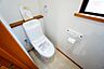 室内：1階2階の2ヶ所にトイレがありますので、忙しい朝にも家族に気を使わず、ゆとりが生まれますね＾＾ 小窓付きで換気する時に便利です＾＾