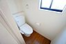 室内：温水洗浄機付トイレです。節水機能もあるので、安心して使えますね。もちろん、1階2階の2ヶ所にトイレがあるので、忙しい朝にもゆとりができますね。