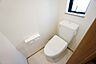 室内：温水洗浄機付トイレです。節水機能もあるので、安心して使えますね。もちろん、1階2階の2ヶ所にトイレがあるので、忙しい朝にもゆとりができますね。