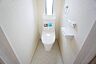室内：温水洗浄機付トイレです。節水機能もあるので、安心して使えますね。もちろん、1階2階の2ヶ所にトイレがあるので、忙しい朝にもゆとりができますね。
