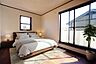 寝室：家具はイメージです。主寝室としてお使いいただけそうなこちらのお部屋は、日当たりが良く、爽やかな風を感じて起きる朝は、快適生活の始まりに。