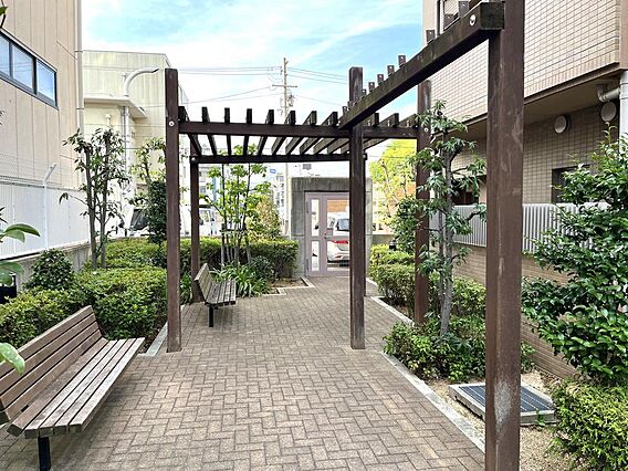 建物西側にある...