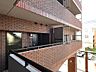 エントランス：角部屋に位置します。右手には階段があるのでお出かけやゴミ出しに便利です。