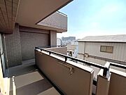 角部屋のようなバルコニーの形状です。独特なプライベート空間を生み出してくれています。