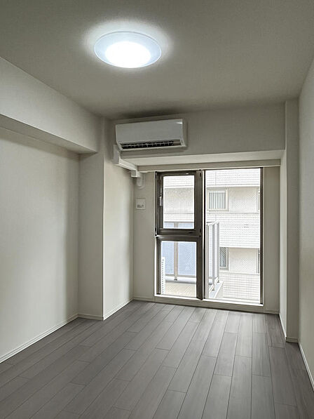 洋室6帖　サービスバルコニーのあるお部屋です。