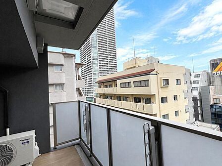 バルコニーは北向きです。北西方向に撮影。高い建物が近くになく、上空に視界が抜けています。