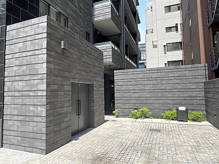 敷地内ゴミ置場には資源ごみなどを。駐輪場はこの奥にあります。