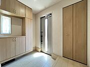 玄関扉にスリットガラスが入っているので、自然な光が玄関に入ります！