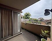広めのバルコニーは屋根があるので雨の日の洗濯物も安心です！