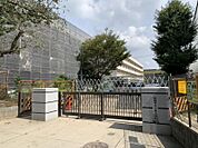 八栄小学校まで約550ｍ/徒歩約7分　教育目標「豊かな心を育み、自ら学び、たくましく生きる児童の育成」