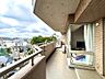 バルコニー：三部屋に面するワイドバルコニーは南向きで日当たりも良好です！