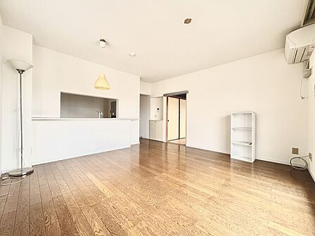 二面採光の明るいリビングダイニング!明るい日差しも降り注ぎ、自然と家族が集まる空間となってます!