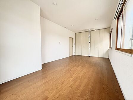 約10.5帖の広々とした居室!収納も大きくお部屋を広くお使いいただけます!