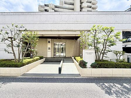 シンプル且つモダンなエントランス&ホール。緑豊かでゆとりを感じさせてくれます。