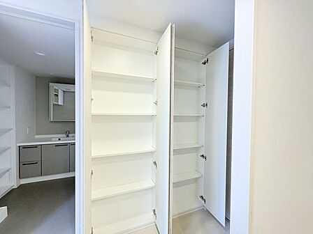 廊下部分に収納があり、小物や日用品の収納に便利です！