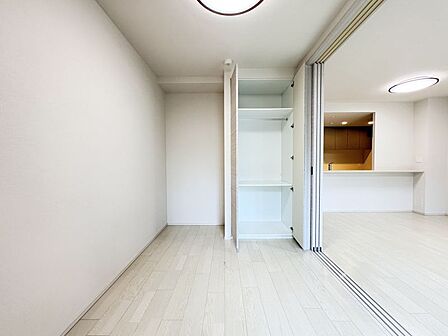 LDK横の洋室はお子様部屋などにも使いやすいです♪