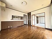 バルコニーに面した明るいLDKは嬉しい二面採光！居室8帖と面しており、空間をゆったり利用可能です♪