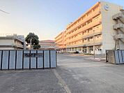第七中学校まで　1000m　徒歩約13分●教育目標「学びあい　思いやり　心身ともに　たくましい生徒の育成」