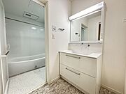 清潔感溢れるスタイリッシュなデザインの洗面化粧台♪小物収納も豊富です！
