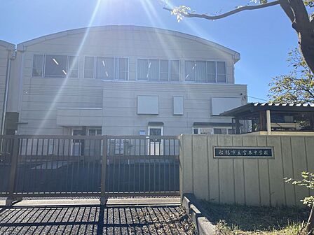 宮本中学校まで 900m 徒歩約12分●校訓「礼儀 自学 勤労」教育目標「一人一人が生き生きと行動し、自己実現のできる生徒を育成する」