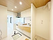 【内外装リフォーム中5/24更新】キッチンは永大産業製の新品に交換しました。天板は人工大理石製なので、熱に強く傷つきにくいため毎日のお手入れが簡単です。