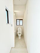 【内外装リフォーム中5/24更新】2階にもトイレがあります。トイレ新品交換、壁天井クロス張替え、床クッションフロアはり、照明交換等を行います。