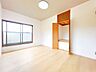 室内：【内外装リフォーム完成】】2階南東側洋室約6帖です。ご夫婦の寝室にいかがでしょうか。天井壁クロス貼り替え、フローリング重ね張り、照明交換、他。