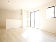 真っ白いリビングには外からの日差しが反射してとても明るいです！白が基調だと家具も合わせやすいのでお勧めです♪