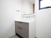洗面所はゆとりの広々空間！ゆったり自由に使えるのが◎ですね！朝の忙しい時間でもすれ違いが楽々！