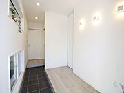 玄関の悩みといえば靴の収納です。家族が多いとその分靴も増えてしまいます。常にスッキリな玄関でいられるよう、充分なシューズボックスを装備しています