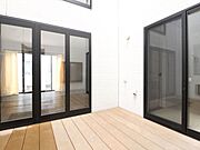 リビングからフラットに繋がる中庭は、陽当たりも開放感も抜群！周囲の目が届かない設計なので、お子様やペットの遊び場としても安心・安全です。道路に面していないため、防犯面でも非常に優れた優秀な空間です。