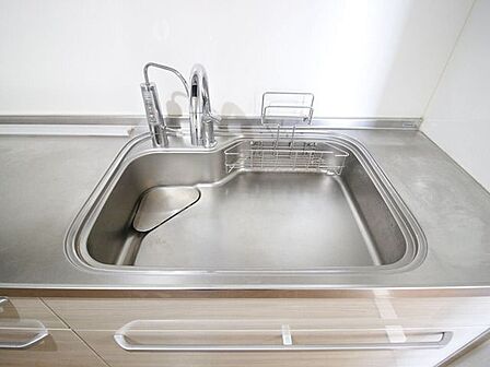 リフォーム済みのピカピカなシンクと使いやすい水栓金具。十分な奥行きと幅があり、水ハネしにくくお手入れもラクラクです。衛生的に保てるため、毎日気持ちよくお料理に取り組めます。
