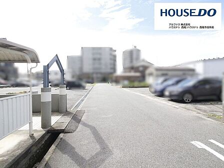 幅員にゆとりがある北側前面道路。車の出し入れがしやすく、朝の通勤ラッシュ時や買い物帰りの駐車もラクラク行えます。敷地内の動線も確保されており、スムーズなカーライフをサポートします。