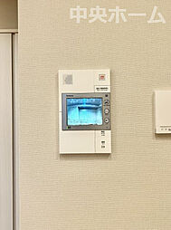 【モニターホン】誰が来たかすぐにわかるカラーモニター付きインターホン。通話ボタンを押すまでは室内の音は漏れていませんので相手を確かめてから応対できます。